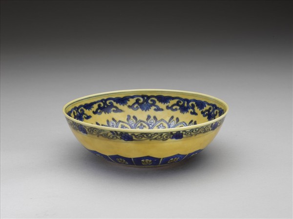 黃釉青花花果紋碗