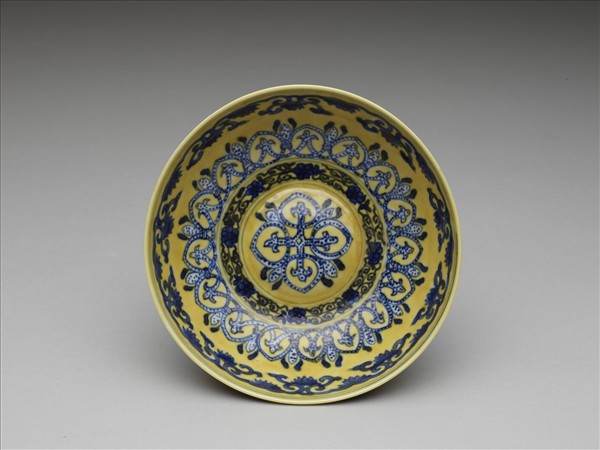 黃釉青花花果紋碗