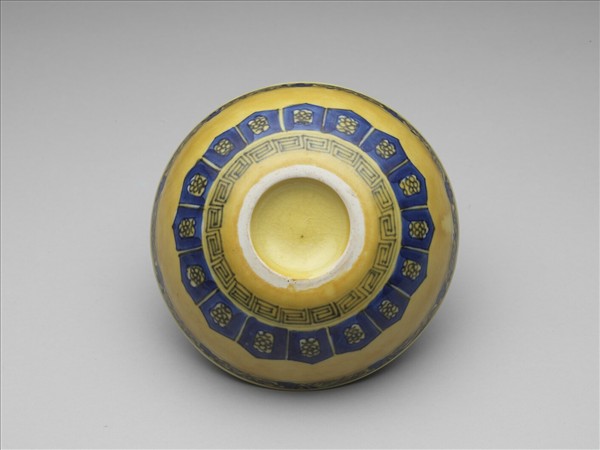 黃釉青花花果紋碗