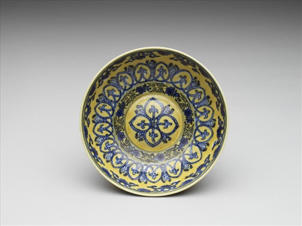 黃釉青花花果紋碗