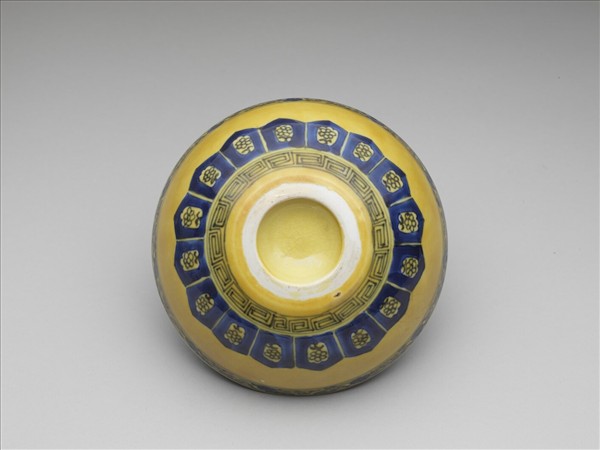 黃釉青花花果紋碗