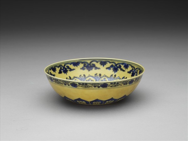 黃釉青花花果紋碗