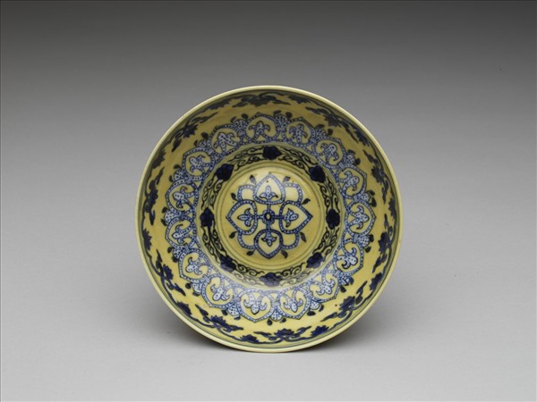 黃釉青花花果紋碗