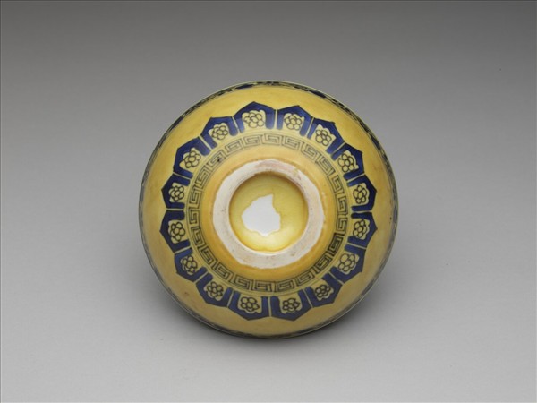 黃釉青花花果紋碗