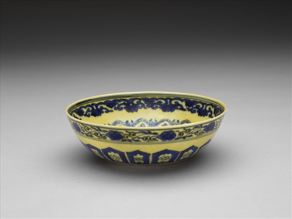 黃釉青花花果紋碗