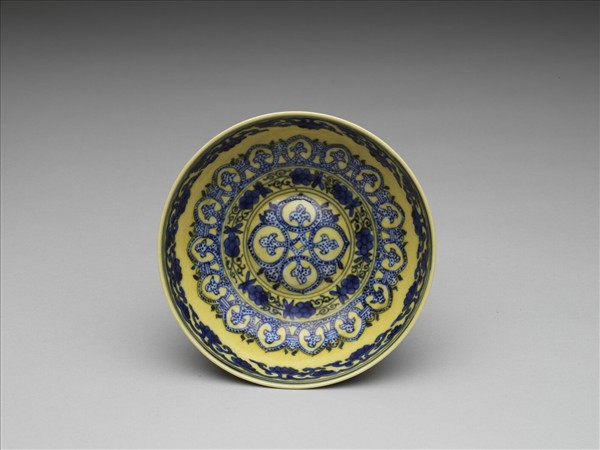 黃釉青花花果紋碗