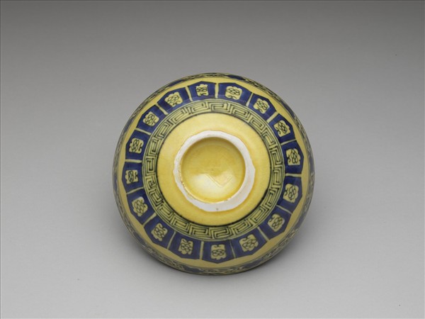 黃釉青花花果紋碗