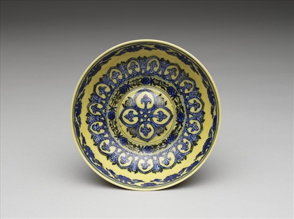 黃釉青花花果紋碗