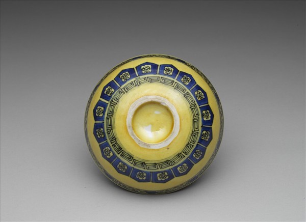 黃釉青花花果紋碗