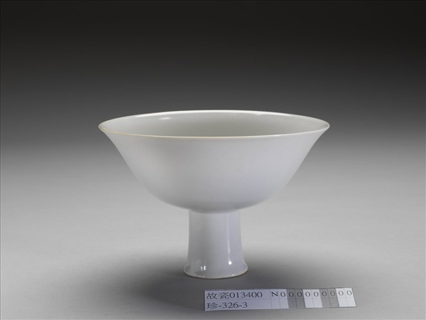 甜白釉花卉紋高足碗