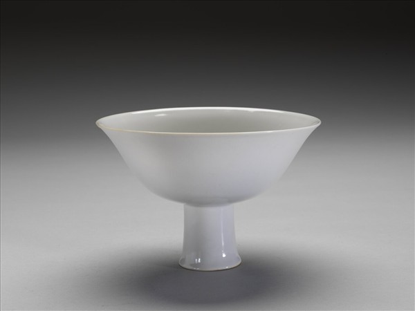 甜白釉花卉紋高足碗