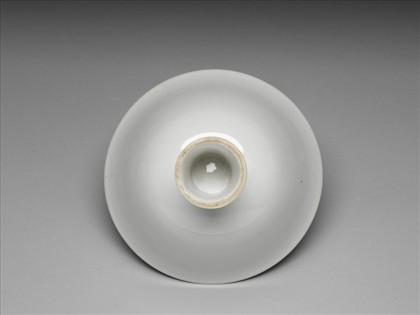 甜白釉花卉紋高足碗