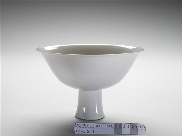 甜白釉花卉紋高足碗