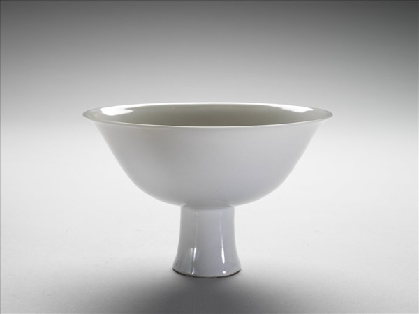 甜白釉花卉紋高足碗