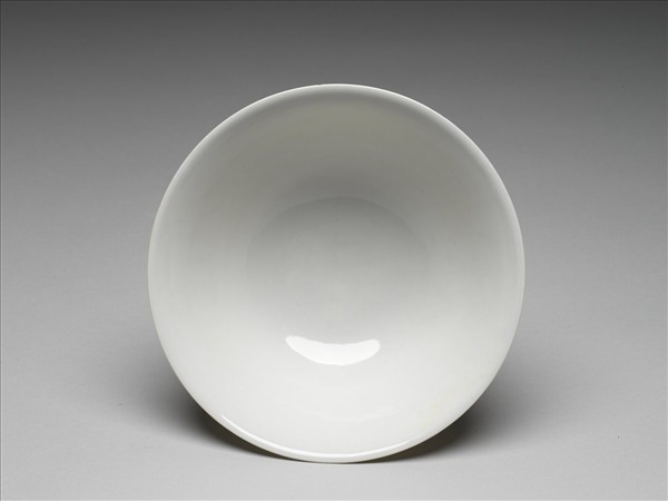 甜白釉花卉紋高足碗