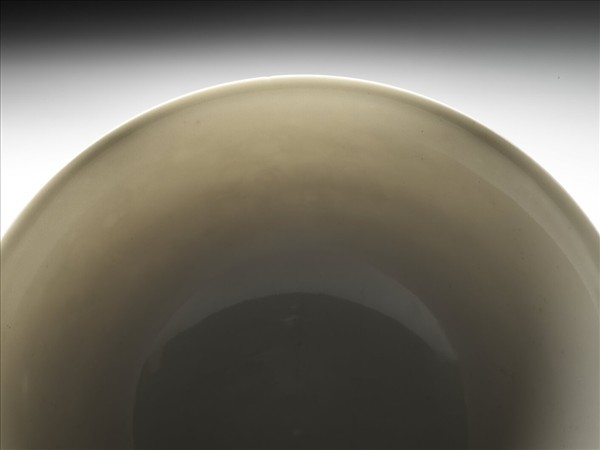 甜白釉花卉紋高足碗