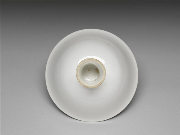 甜白釉花卉紋高足碗