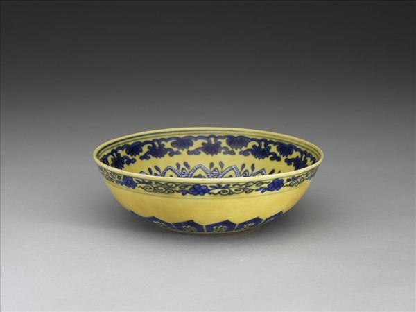 黃釉青花花果紋碗