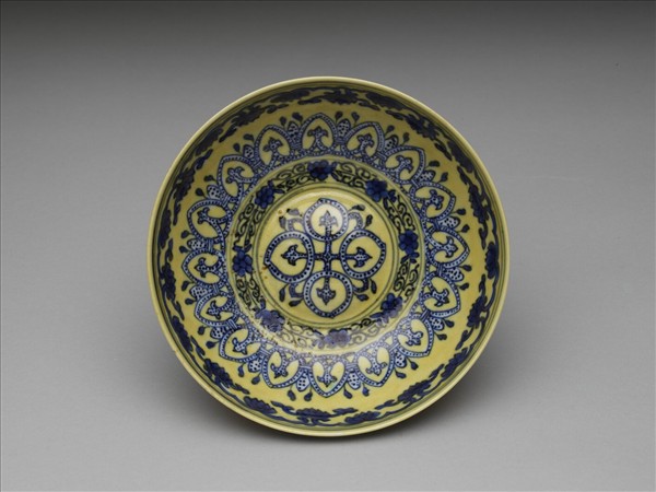 黃釉青花花果紋碗