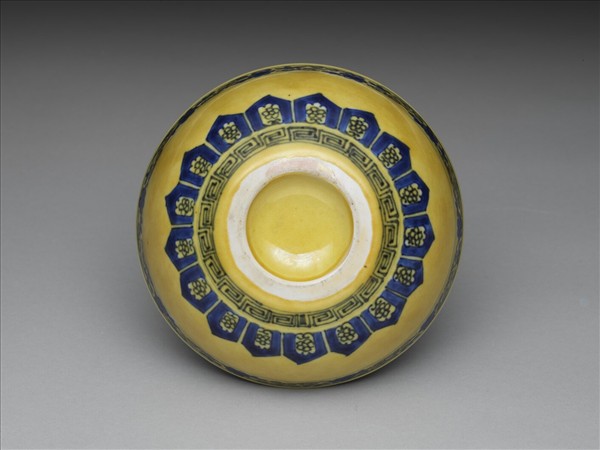 黃釉青花花果紋碗