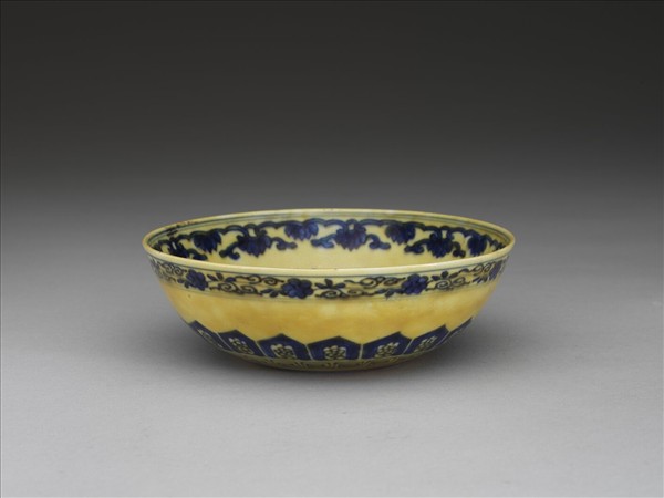 黃釉青花花果紋碗