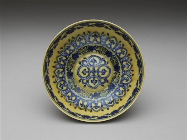 黃釉青花花果紋碗