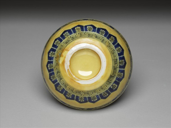 黃釉青花花果紋碗