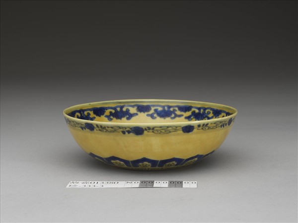 黃釉青花花果紋碗