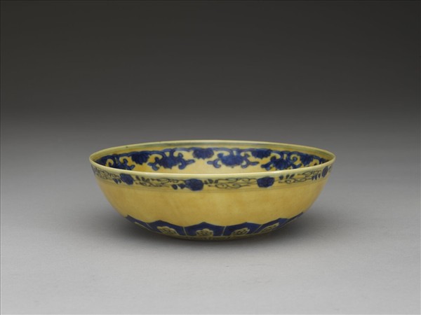 黃釉青花花果紋碗