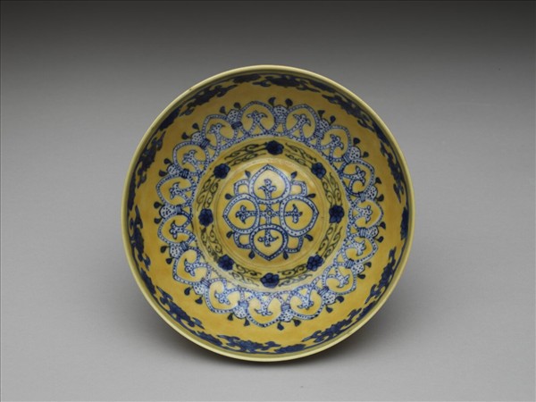 黃釉青花花果紋碗