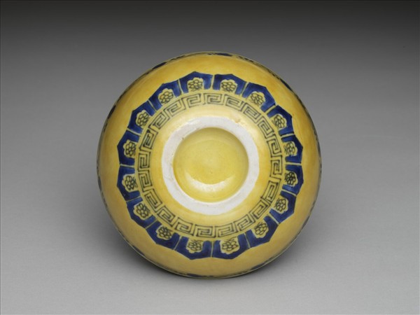 黃釉青花花果紋碗