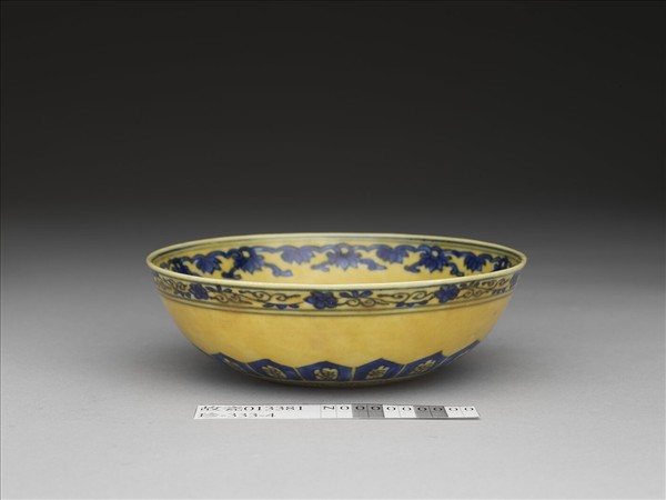 黃釉青花花果紋碗