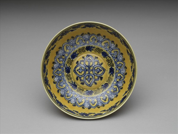 黃釉青花花果紋碗