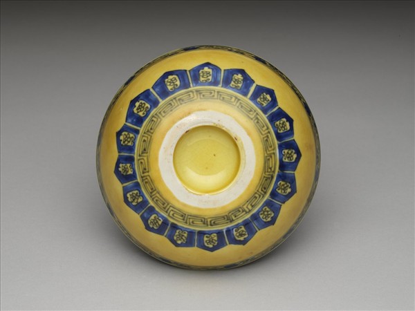 黃釉青花花果紋碗