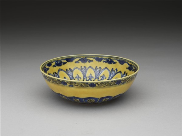 黃釉青花花果紋碗