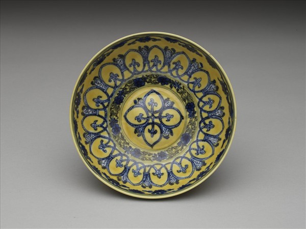 黃釉青花花果紋碗