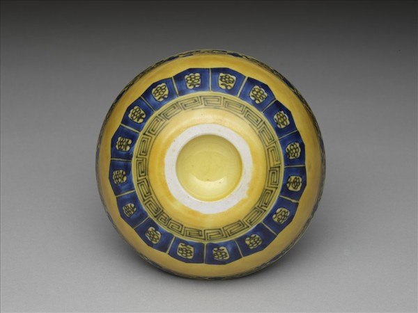 黃釉青花花果紋碗