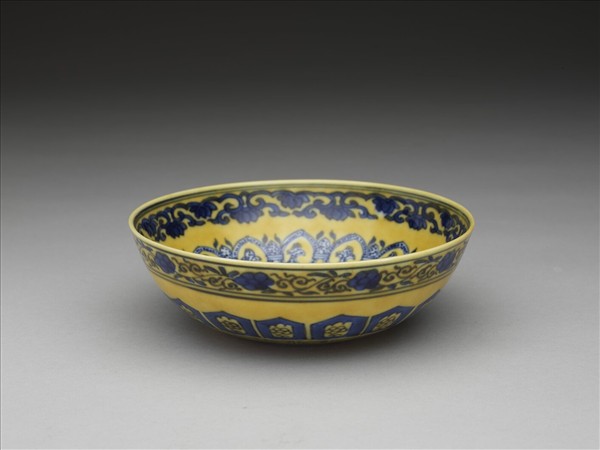 黃釉青花花果紋碗