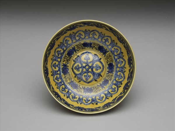 黃釉青花花果紋碗