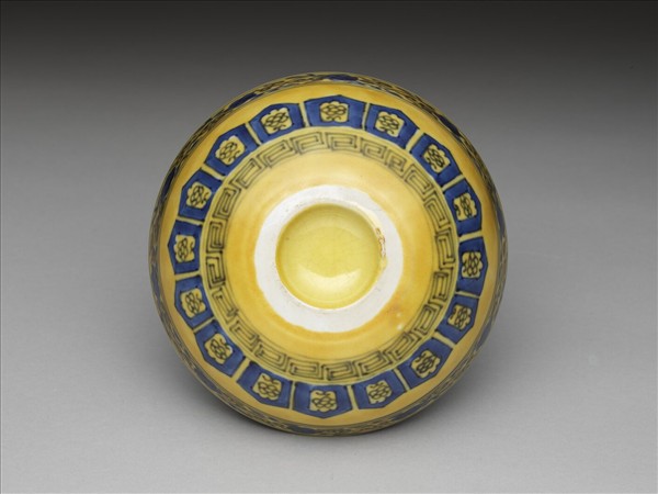 黃釉青花花果紋碗