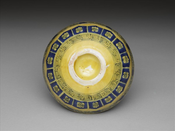 黃釉青花花果紋碗