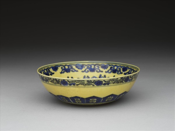 黃釉青花花果紋碗