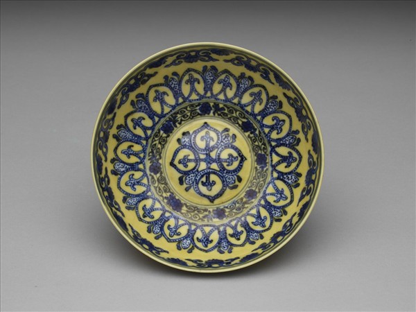 黃釉青花花果紋碗