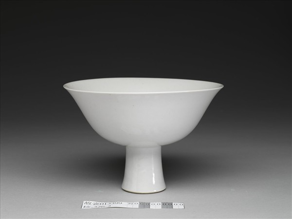 甜白釉番蓮托八寶紋高足碗