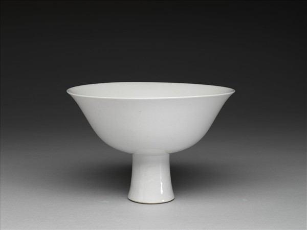 甜白釉番蓮托八寶紋高足碗