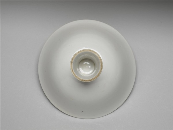 甜白釉番蓮托八寶紋高足碗