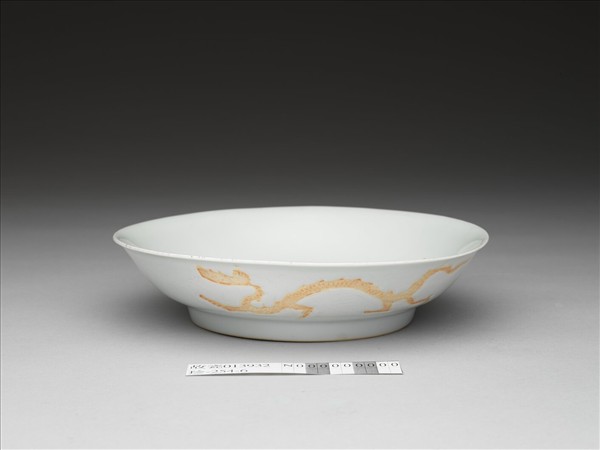 甜白釉劃花雲龍紋盤