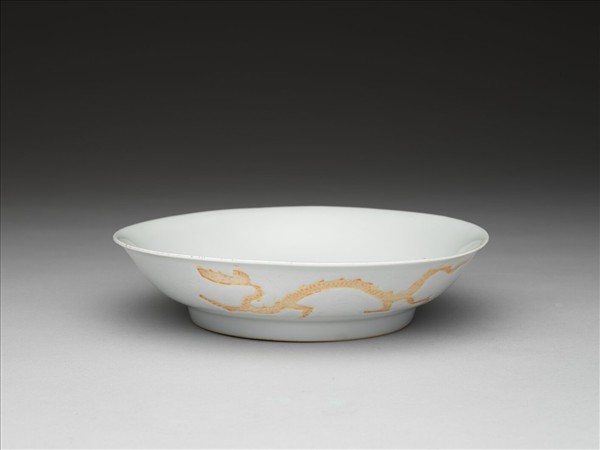 甜白釉劃花雲龍紋盤