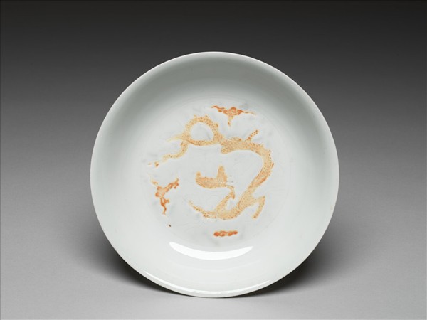 甜白釉劃花雲龍紋盤