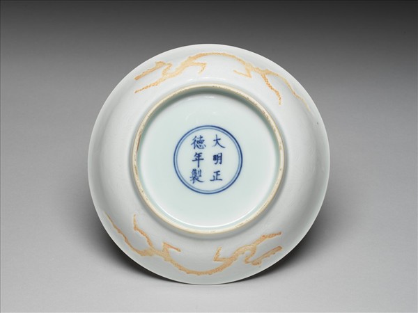 甜白釉劃花雲龍紋盤